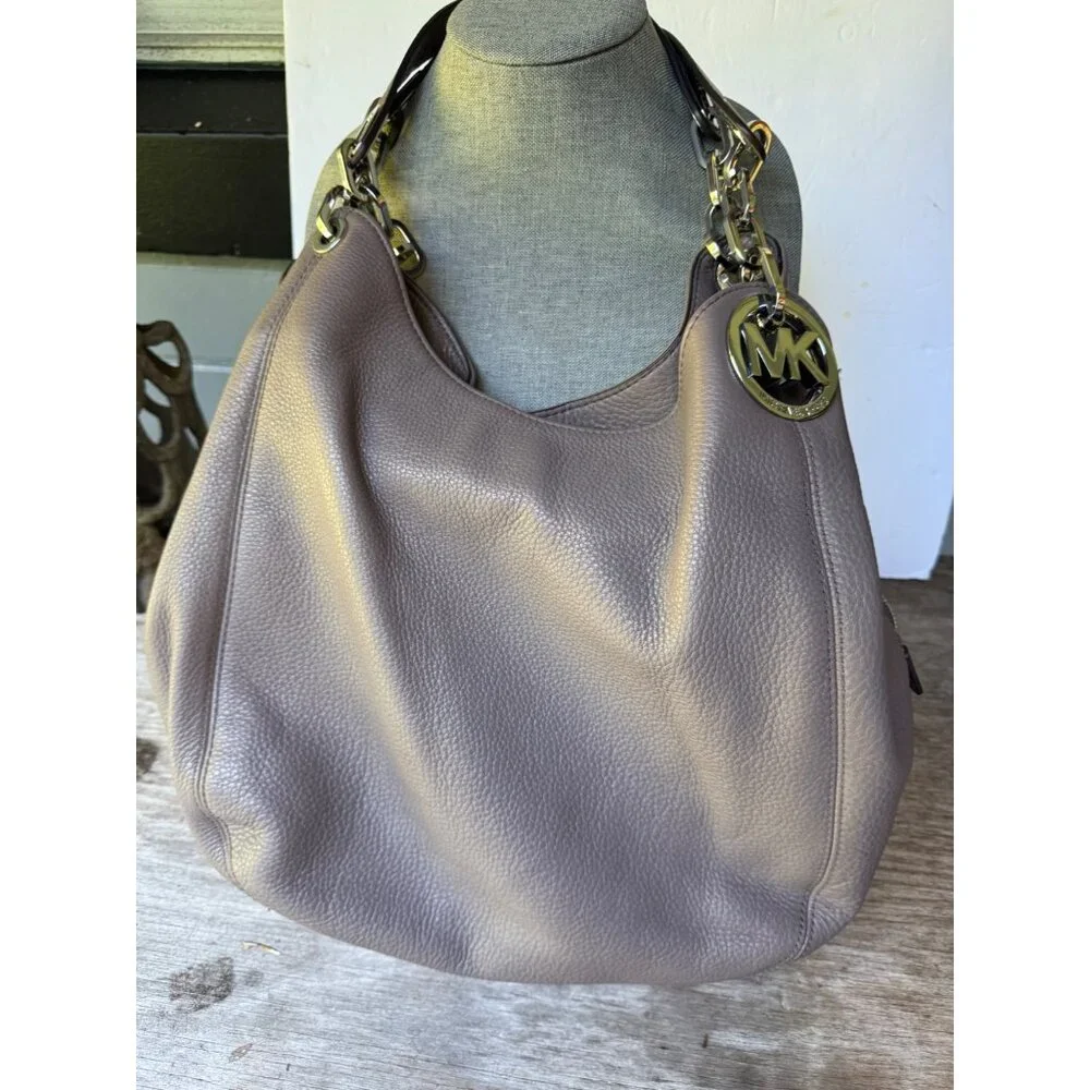 Michael Kors Pebbled Leather Shoulder Bag in Truffle Taupe – Gold Chain Detail - Picture 2 of 10
